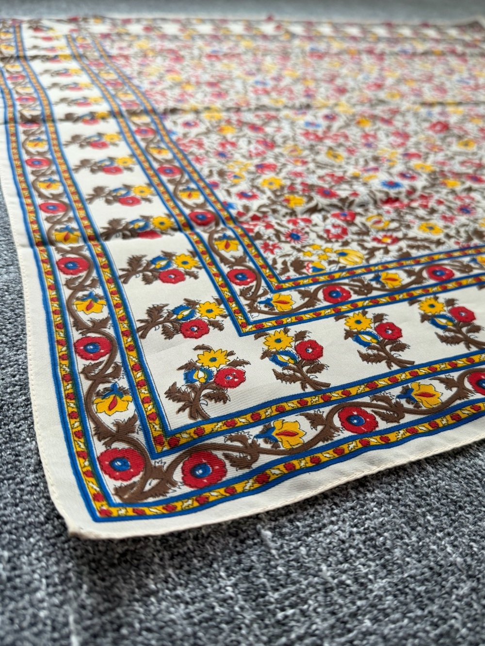 🌼Morsly Floral Printed Beige Scarf. Made in Italy, 26 x 26, 100% Polyester - Picture 3 of 12